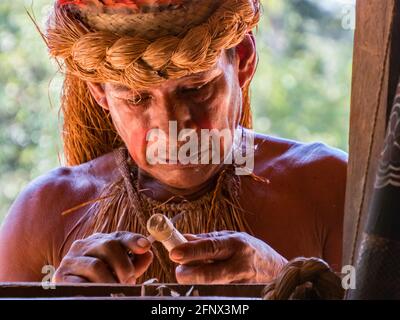 Iquitos, Peru - 26.September 2018: Portrait von Yagua Stamm älterer Inder in seiner lokalen Kostüm. Lateinamerika. Yagua, Yahuas Stockfoto