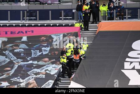 Stewards entfernen Fans, da sie sich weigern, das Stadion nach dem finalen Pfeifen während des Spiels der Premier League im Tottenham Hotspur Stadium, London, zu verlassen. Bilddatum: Mittwoch, 19. Mai 2021. Stockfoto