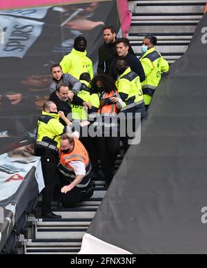 Stewards entfernen Fans, da sie sich weigern, das Stadion nach dem finalen Pfeifen während des Spiels der Premier League im Tottenham Hotspur Stadium, London, zu verlassen. Bilddatum: Mittwoch, 19. Mai 2021. Stockfoto