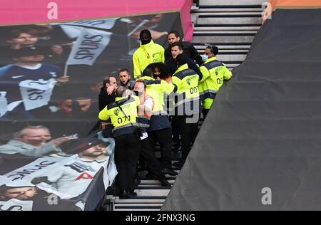 Stewards entfernen Fans, da sie sich weigern, das Stadion nach dem finalen Pfeifen während des Spiels der Premier League im Tottenham Hotspur Stadium, London, zu verlassen. Bilddatum: Mittwoch, 19. Mai 2021. Stockfoto