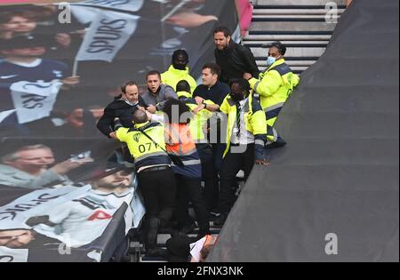 Stewards entfernen Fans, da sie sich weigern, das Stadion nach dem finalen Pfeifen während des Spiels der Premier League im Tottenham Hotspur Stadium, London, zu verlassen. Bilddatum: Mittwoch, 19. Mai 2021. Stockfoto