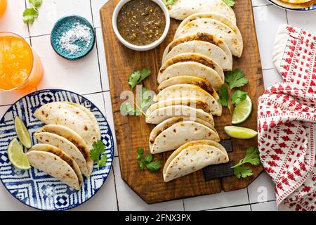 Gebackene Tacos mit mexikanischem geschreddertem Rindfleisch und Käse Stockfoto