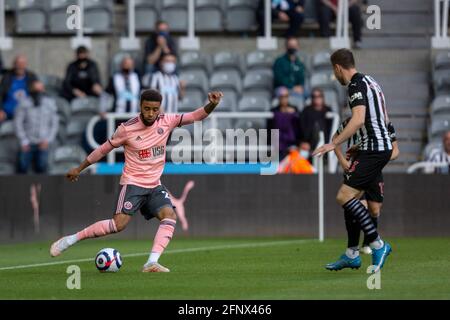 Newcastle, Großbritannien. 19. Mai 2021; St James Park, Newcastle, Tyne and Wear, England; English Premier League Football, Newcastle United gegen Sheffield United; Jayden Bogle von Sheffield United kreuzt in die Box an Dumett von Newcastle Credit: Action Plus Sports Images/Alamy Live News Stockfoto