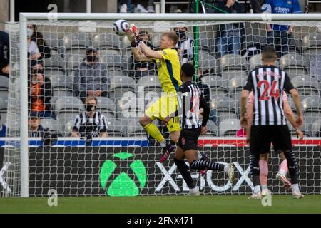 Newcastle, Großbritannien. 19. Mai 2021; St James Park, Newcastle, Tyne and Wear, England; English Premier League Football, Newcastle United gegen Sheffield United; Goalie Aaron Ramsdale von Sheffield United sammelt das Kreuz trotz der Aufmerksamkeit von Willock von Newcastle Credit: Action Plus Sports Images/Alamy Live News Stockfoto