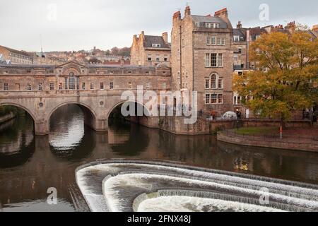 Bath, Somerset, Großbritannien. Blick auf die Altstadt mit Wasserfall und der Pulteney Bridge aus dem 18. Jahrhundert, entworfen von Robert Adam Stockfoto