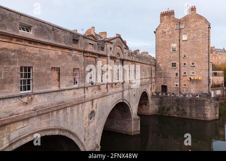 Bath, Somerset, Großbritannien. Blick auf die Altstadt mit der Pulteney Bridge aus dem 18. Jahrhundert, entworfen von Robert Adam Stockfoto