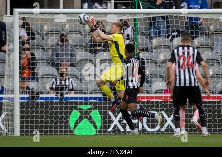 Newcastle, Großbritannien. 19. Mai 2021; St James Park, Newcastle, Tyne and Wear, England; English Premier League Football, Newcastle United gegen Sheffield United; Goalie Aaron Ramsdale von Sheffield United sammelt das Kreuz trotz der Aufmerksamkeit von Willock von Newcastle Credit: Action Plus Sports Images/Alamy Live News Stockfoto