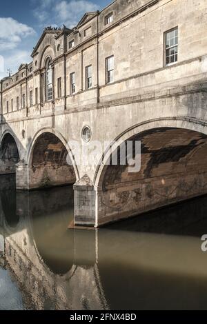 Bath, Blick auf die Altstadt von Somerset mit der Pulteney Bridge aus dem 18. Jahrhundert, die von Robert Adam entworfen wurde. Vereinigtes Königreich Stockfoto