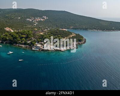 Luftaufnahme der Boka Kotorska, Eingang in den Fjord von Montenegro, der zur Stadt Kotor führt. Bucht von Kotor. Yacht und Boote. Küste. Zanjic Stockfoto