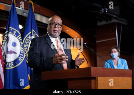 Washington, USA. Mai 2021. Die Vertreterin Bennie Thompson (R-MS) während einer Pressekonferenz über die vorgeschlagene Kommission vom 6. Januar im US-Kapitol in Washington, DC, am Mittwoch, den 19. Mai, 2021. Inmitten einer Debatte über den Umfang einer vorgeschlagenen Kommission im Januar 6 innerhalb der Republikanischen Partei kündigte der Minderheitsführer McConnell heute seine Opposition gegen die kommission an, da sie voraussichtlich das Repräsentantenhaus mit parteiübergreifender Unterstützung passieren wird. (Graeme Sloan/Sipa USA) Quelle: SIPA USA/Alamy Live News Stockfoto