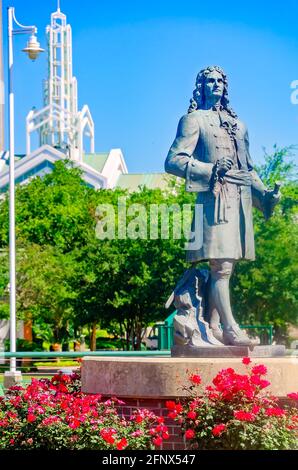 Eine Statue von Pierre Le Moyne d'Iberville steht vor dem Hafen von Mobile im Cooper Riverside Park, 14. Mai 2021, in Mobile, Alabama. Stockfoto
