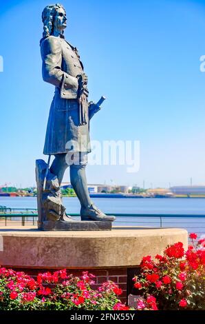 Eine Statue von Pierre Le Moyne d'Iberville steht vor dem Hafen von Mobile im Cooper Riverside Park, 14. Mai 2021, in Mobile, Alabama. Stockfoto