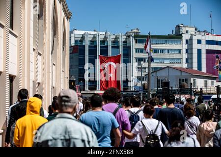 Istanbul, Türkei. Mai 2021. Im Istanbuler Stadtteil Kadikoy werden Menschen auf der Straße zu Fuß beobachtet. Die Bürger genossen das schöne Wetter am 19. Mai Gedenkfeier für Atatürk, Jugend- und Sporttag. Kredit: SOPA Images Limited/Alamy Live Nachrichten Stockfoto