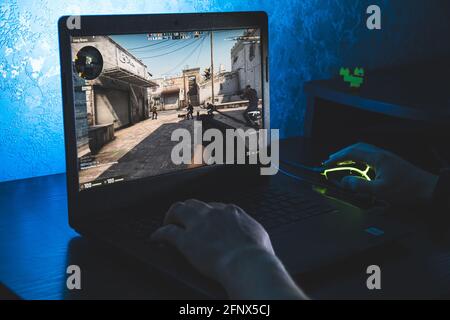 Person, die Counter Strike Global Offensive auf dem Computer spielt Stockfoto