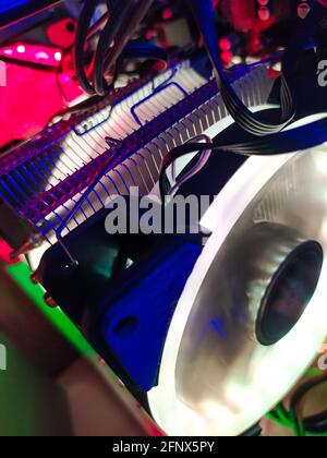 Moderne Computer Luftkühlung mit mehrfarbiger LED-Hintergrundbeleuchtung - Lüfter, Kühlern, Kabel, Boards, close-up. Stockfoto