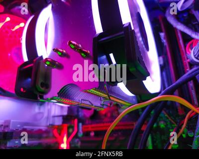 Moderne Computer Luftkühlung mit mehrfarbiger LED-Hintergrundbeleuchtung - Lüfter, Kühlern, Kabel, Boards, close-up. Stockfoto