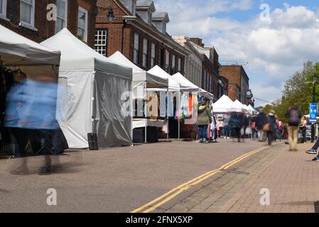St Albans-UK - 19. Mai 2021 - Menschen einkaufen und Zu Fuß auf der belebten Einkaufsstraße mit Marktständen und Geschäfte Stockfoto