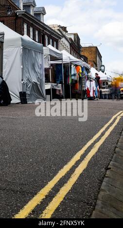 St Albans-UK - 19. Mai 2021 - Menschen einkaufen und Zu Fuß auf der belebten Einkaufsstraße mit Marktständen und Geschäfte Stockfoto