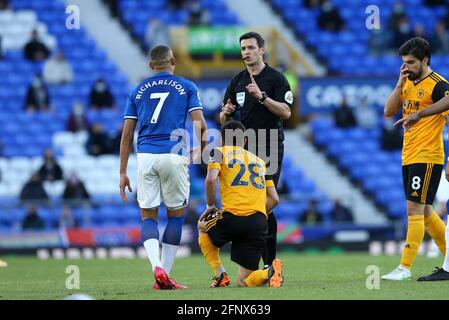 Everton, Großbritannien. 19. Mai 2021. Schiedsrichter Andy Madley spricht mit Richarlison von Everton. Premier League Spiel, Everton gegen Wolverhampton Wanderers am Mittwoch, 19. Mai 2021 im Goodison Park in Liverpool. Dieses Bild darf nur für redaktionelle Zwecke verwendet werden. Nur zur redaktionellen Verwendung, Lizenz für kommerzielle Nutzung erforderlich. Keine Verwendung in Wetten, Spielen oder einem einzigen Club / Liga / Spieler Publikationen. PIC von Chris Stading / Andrew Orchard Sport Fotografie / Alamy Live News Kredit: Andrew Orchard Sport Fotografie / Alamy Live News Stockfoto