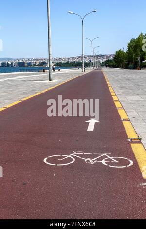 Küste mit Radweg in Thessaloniki, Griechenland. Stockfoto