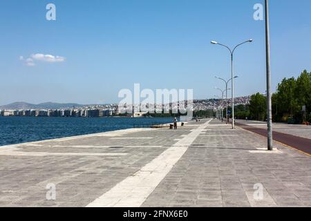 Küste mit Radweg in Thessaloniki, Griechenland. Stockfoto