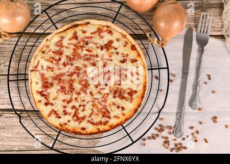 Taditional Food 'Tarte Flambee' oder 'Flammkuchen' aus der deutsch-französischen Grenzregion Elsass. Name bedeutet in Flammen gebackene Torte, ähnlich einer dünnen Pizza Stockfoto