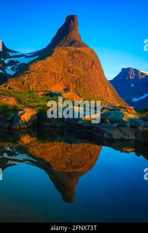 Gestern Abend Sonnenlicht auf dem Romsdalshorn, 1550 m, im Romsdalen Tal, Rauma kommune, Møre Og Romsdal, Norwegen, Skandinavien. Stockfoto