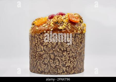 Gebackene Osterkuchen mit getrockneten Aprikosen und Walnüssen vor weißem Hintergrund. Traditionelles Kulich, Paska Osterbrot. Stockfoto