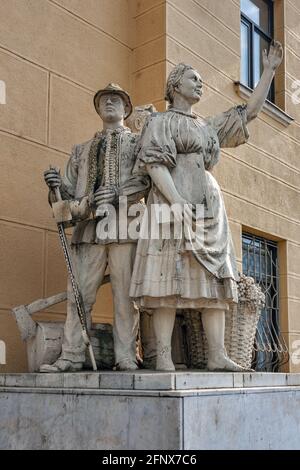 Die alte sowjetische Statue der Frau und der hutsul-Bauern. Skulpturen des Proletariats in der Nähe des Eingangs zum Bahnhof Mukatschewo, Ukraine. Stockfoto