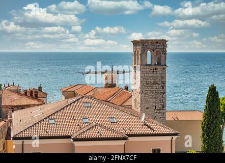 Mittelalterlicher Klosterturm und Insel in Porec, Kroatien. Blick von oben. Stockfoto