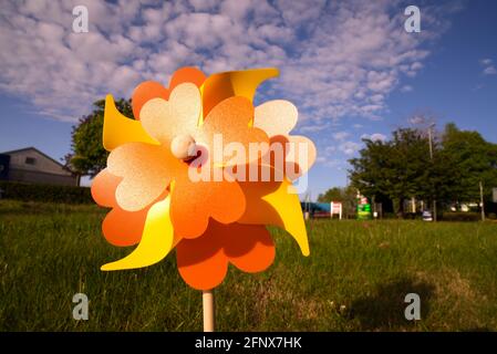 Blume Lily Windmühle Garten Ornament. Windwirbel. Schöner Blick auf das Gras. Stockfoto