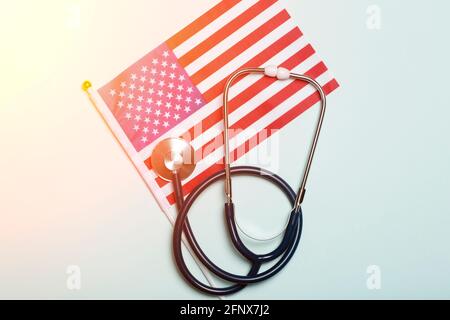 USA Medizin Hintergrund. Stethoskop auf der amerikanischen Flagge. Healthcare und medizinische Dienstleistungen in den USA Konzept. Hochwertige Fotos Stockfoto