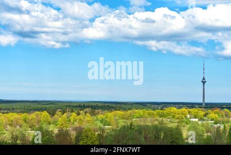 Blick auf den Fernsehturm von Tallinn vom Stadtteil Lasnamae. Stockfoto