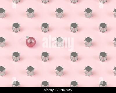 Weihnachtliches isometrisches Nahtmuster mit dekorativer silberner Trommel und pinkfarbenem Festball. Weihnachtsneujahreskonzept Stockfoto