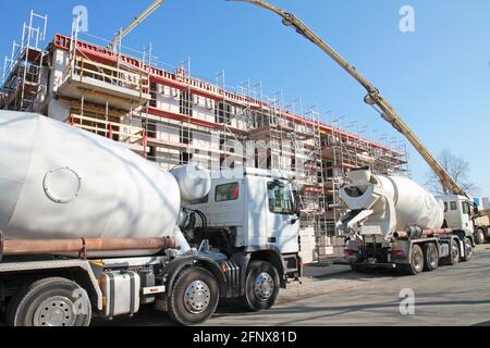 Betonmischer auf der Baustelle Stockfoto