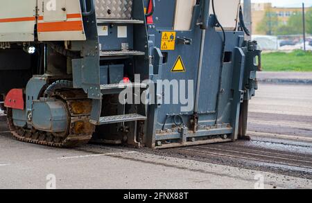 Asphaltfräsmaschine arbeitet auf der Straße. Pflaster fräsen. Stockfoto