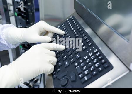 Hände mit chirurgischen Handschuhen auf der Computertastatur tippen, Computer in der Medizin durchführen Konzept. Stockfoto