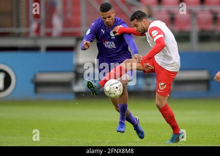 UTRECHT, NIEDERLANDE - 19. MAI: Alessio da Cruz vom FC Groningen, Adam Maher vom FC Utrecht während des niederländischen Eredivisie Play-offs-Spiels zwischen dem FC Utrecht und dem FC Groningen im Stadion Galgenwaard am 19. Mai 2021 in Utrecht, Niederlande (Foto: Gerrit van Keulen/Orange Picts) Stockfoto