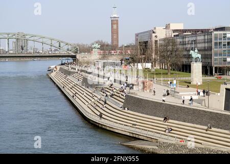 Blick von der Deutzer Brücke auf den Rheinboulevard, Köln-Deutz, Nordrhein-Westfalen, Deutschland Stockfoto