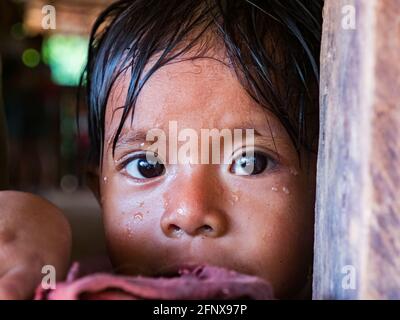 Iquitos, Peru - Dez 2019: Porträt eines kleinen Mädchens – einer Bewohnerin Perus. Yagua Stamm, Nativa Yahuas Comunidad. Amazonien, Lateinamerika. Stockfoto