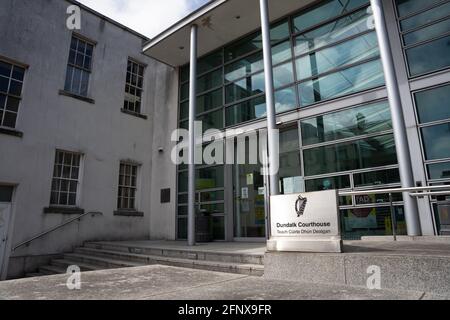 Dundalk, County Louth, Irland, 14. Mai 2021. Eingang zum Dundalk Courthouse, wo Bezirks- und Kreisgerichte abgehalten werden Stockfoto