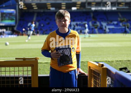 Everton, Großbritannien. Mai 2021. Ein junger Everton-Fan mit dem Spieltag-Programm. Premier League Spiel, Everton gegen Wolverhampton Wanderers am Mittwoch, 19. Mai 2021 im Goodison Park in Liverpool. Dieses Bild darf nur für redaktionelle Zwecke verwendet werden. Nur zur redaktionellen Verwendung, Lizenz für kommerzielle Nutzung erforderlich. Keine Verwendung in Wetten, Spielen oder einem einzigen Club / Liga / Spieler Publikationen. PIC von Chris Stading / Andrew Orchard Sport Fotografie / Alamy Live News Kredit: Andrew Orchard Sport Fotografie / Alamy Live News Stockfoto