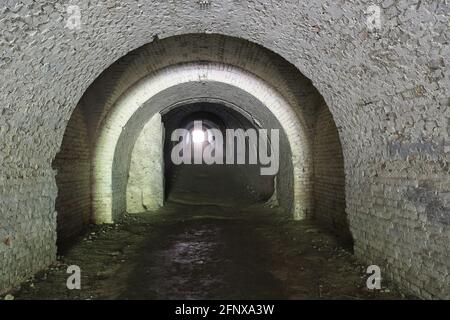 Licht am Ende des Tunnels im Untergrund Stockfoto