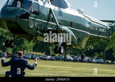 Washington, Usa. Mai 2021. Boden Persönliche Hilfe Land Marine One auf der Ellipse mit US-Präsident Joe Biden an Bord im Weißen Haus in Washington, DC am Mittwoch, 19. Mai 2021. Präsident Joe Biden reiste nach Connecticut zum 140. Beginn der US-Küstenwache. Foto von Tasos Katopodis/Pool/Sipa USA Credit: SIPA USA/Alamy Live News Stockfoto