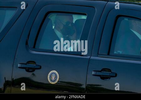 US-Präsident Joe Biden telefoniert am Mittwoch, den 19. Mai 2021, mit dem Tier auf der Ellipse im Weißen Haus in Washington, DC. Präsident Joe Biden reiste nach Connecticut zum 140. Beginn der US-Küstenwache. Foto von Tasos Katopodis/Pool/ABACAPRESS.COM Stockfoto