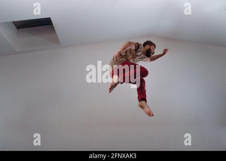 Flexible junge Tänzerin eine stilvolle Tanz Bewegung Stockfoto