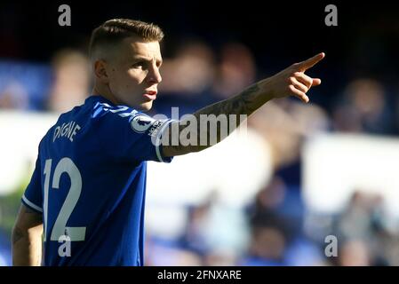 Everton, Großbritannien. Mai 2021. Lucas Digne von Everton Punkte. Premier League Spiel, Everton gegen Wolverhampton Wanderers am Mittwoch, 19. Mai 2021 im Goodison Park in Liverpool. Dieses Bild darf nur für redaktionelle Zwecke verwendet werden. Nur zur redaktionellen Verwendung, Lizenz für kommerzielle Nutzung erforderlich. Keine Verwendung in Wetten, Spielen oder einem einzigen Club / Liga / Spieler Publikationen. PIC von Chris Stading / Andrew Orchard Sport Fotografie / Alamy Live News Kredit: Andrew Orchard Sport Fotografie / Alamy Live News Stockfoto