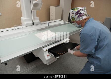 Die Arbeit eines Radiologen im Röntgenraum für die Diagnostik. Stockfoto