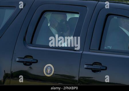 Washington, Usa. Mai 2021. US-Präsident Joe Biden telefoniert am Mittwoch, den 19. Mai 2021, mit dem Tier auf der Ellipse im Weißen Haus in Washington, DC. Präsident Joe Biden reiste nach Connecticut zum 140. Beginn der US-Küstenwache. Foto von Tasos Katopodis/UPI Credit: UPI/Alamy Live News Stockfoto