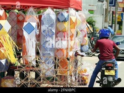 Colombo, Sri Lanka. Mai 2021. Ein Mann schaut vor dem Vesak-Fest in Colombo, Sri Lanka, am 19. Mai 2021 auf Laternen. Das Vesak Festival ist eines der heiligsten Feste in Sri Lanka, da es die Geburt, Erleuchtung und den Untergang von Lord Buddha markiert. Quelle: Ajith Perera/Xinhua/Alamy Live News Stockfoto